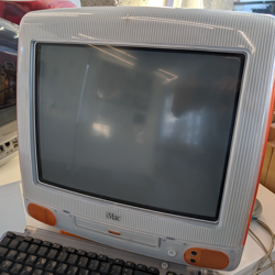 Fotografija eksponata iMac G3, 1st gen, Tangerine