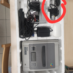 Fotografija eksponata Nintendo kontroler za Super NES (PAL)