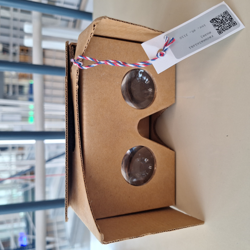 Fotografija eksponata Google Cardboard očala za navidezno resničnost