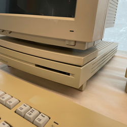 Fotografija eksponata Macintosh Performa 400