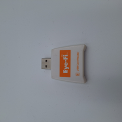 Fotografija eksponata Eye-Fi USB čitalec kartic