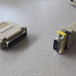 Fotografija eksponata DB9 -> DB25 kabel