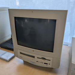Fotografija eksponata Power Macintosh 8600/250