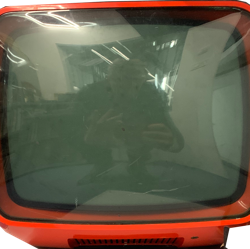 Fotografija eksponata Katodni televizor mali (oranžen)
