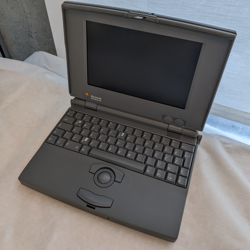 Fotografija eksponata Apple PowerBook 100