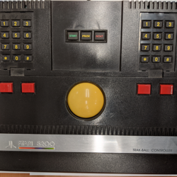 Fotografija eksponata Atari 5200 trak-ball kontroler